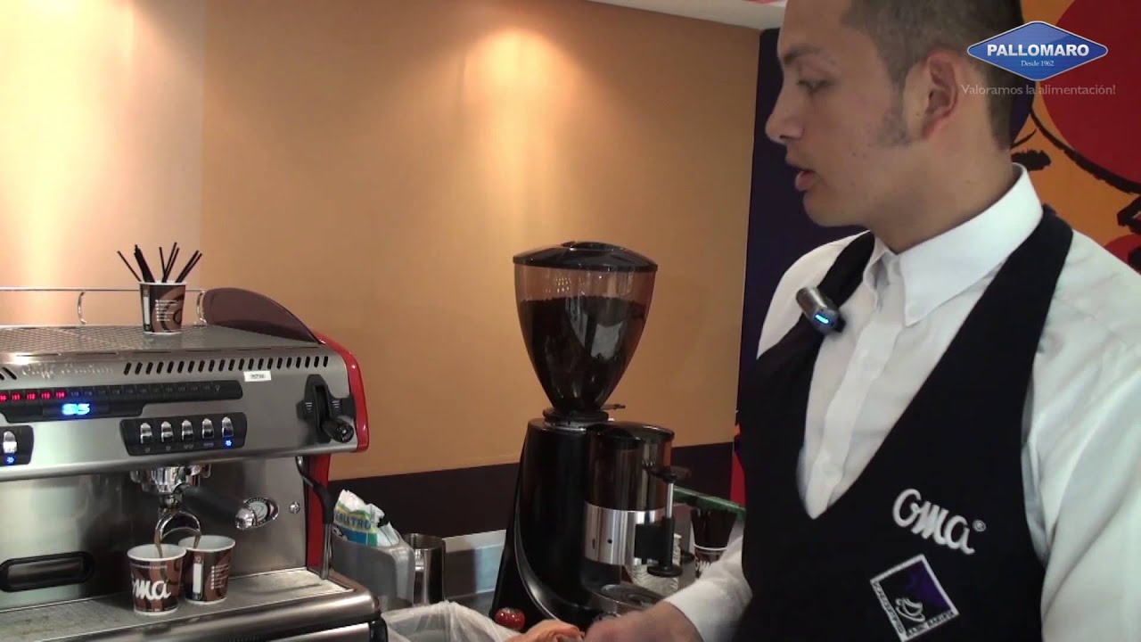 Barista haciendo un macchiato en máquina espresso La Spaziale – Pallomaro S.A