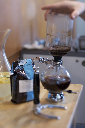 craft of the coffee siphon: the decisive moment