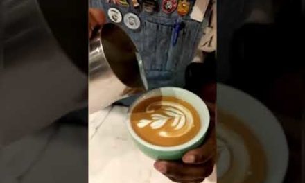 Tulips 🌷latte art on a café latte😍#shorts #art #coffee #latte #short #barista