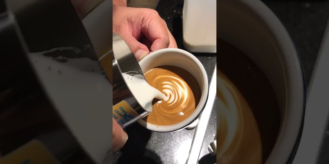freepour latteart wing tulip!!!! #cafe #latte #latteart #cafelatte #cappuccino #freep…