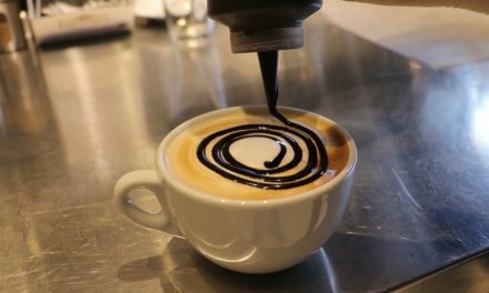(DIY) Café latte décoration chic et facile avec de la sauce chocolat