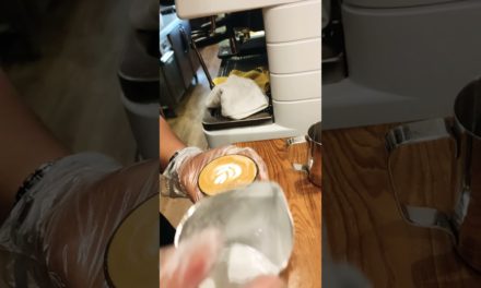 Pouring simple Piccolo Latte Art