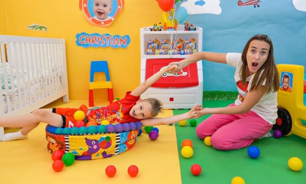 Vlad e Niki giocano con il piccolo Chris | Video divertenti per bambini
