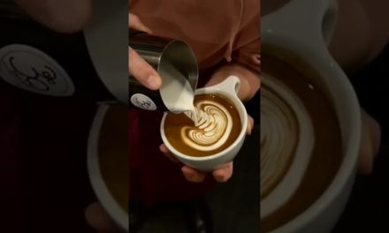 Wing Swan Latte Art 🎨 #shorts #barista #latteart #coffee