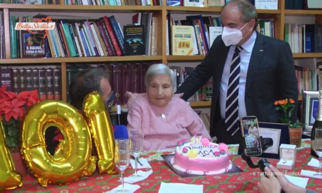 Nonna Marianna festeggia 101 anni e canta una canzone, l'emozione è tanta